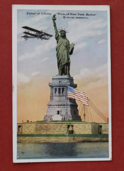 Ansichtskarte AK New York 1920-1940 Statue of Liberty Freiheitsstatue Doppeldecker Flugzeug Ortsansicht USA Amerika Vereinigte Staaten